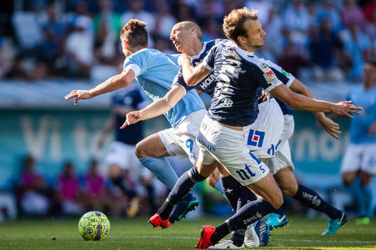 Malmö FFs Markus Rosenberg dras omkull av Norrköpings Andreas Johansson och Lars Christian Krogh Gerson driver bollen