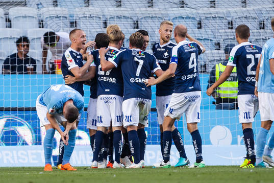 Norrköpings Simon Skrabb jublar med lagkamrater