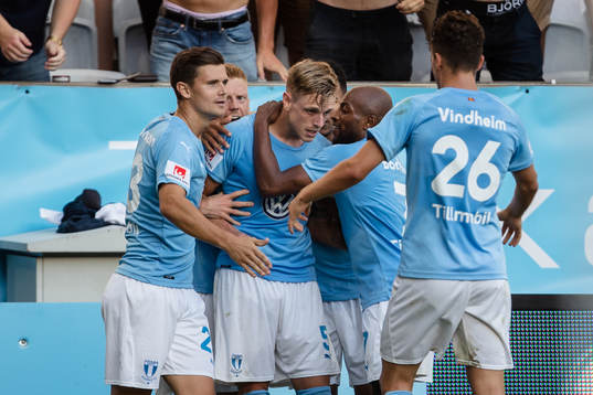 Malmö FFs Sören Rieks (mitten) jublar med Marcus Antonsson, Fouad Bachirou och Andreas Vindheim efter att han gjort 2-1-målet