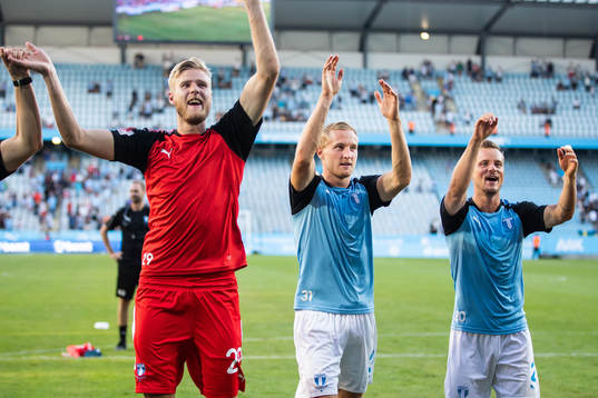 Malmö FFs målvakt Fredrik Andersson, Franz Brorsson och Eric Larsson jublar