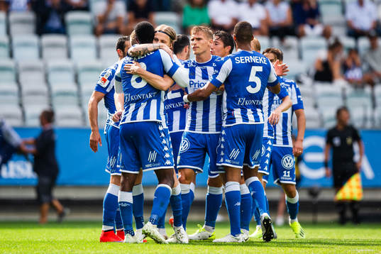 IFK Göteborgs Elias Mar Omarsson kramar om Vajebah Kaliefah Sakor och jublar med lagkamrater efter att han gjort 1-0-målet