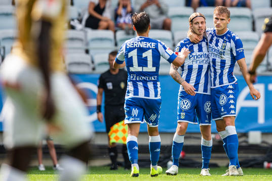 IFK Göteborgs Elias Mar Omarsson (mitten) jublar med Amin Affane och Carl Starfelt efter att han gjort 1-0-målet