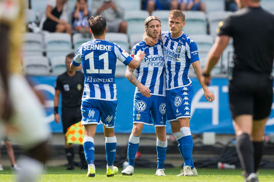 IFK Göteborgs Elias Mar Omarsson jublar efter 1-0 tillsammans med Amin Affane och Carl Starfelt