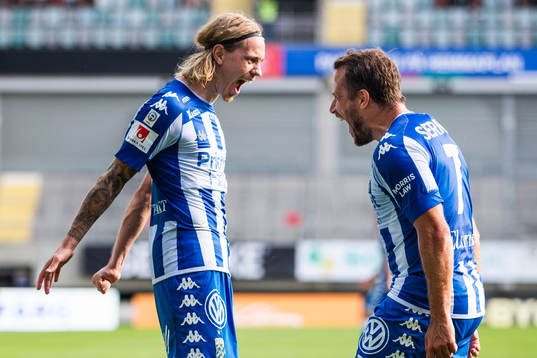 IFK Göteborgs Elias Mar Omarsson jublar med Tobias Hysén efter att han gjort 2-0-målet