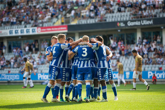 IFK Göteborgs Elias Mar Omarsson jublar ihop med