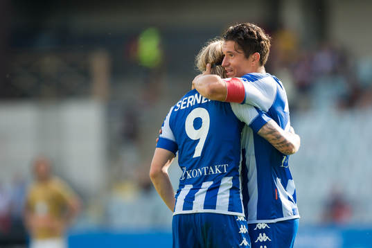 IFK Göteborgs Elias Mar Omarsson blir omfamnad av David