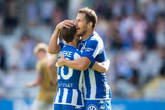 IFK Göteborgs Patrik Karlsson Lagemyr och Tobias Hysén omfamnar varandra