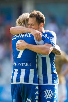 IFK Göteborgs Elias Mar Omarsson och Tobias Hysén omfamnar varandra