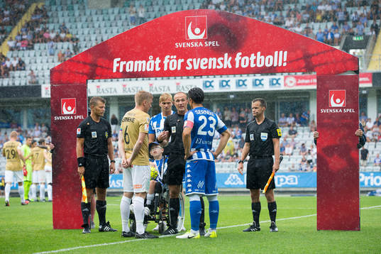 Domare Patrik Eriksson singlar slant mellan Brommapojkarnas Gustav Sandberg Magnusson och IFK Göteborgs David Boo Wiklander