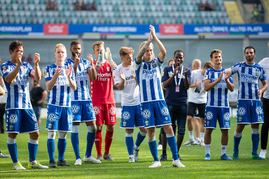 IFK Göteborgs Elias Mar Omarsson tackar publiken med sina