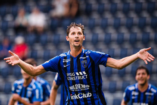 Sirius Philip Haglund jublar efter 3-1-målet av Ian Sirelius (ej i bild)
