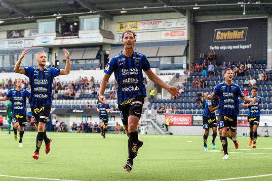 Sirius Philip Haglund jublar efter 1-3 av Ian Sirelius, ej i bild,
