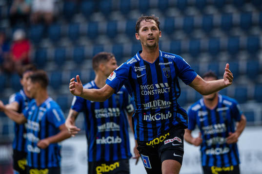 Sirius Philip Haglund jublar efter 1-3 av Ian Sirelius , ej i bild,