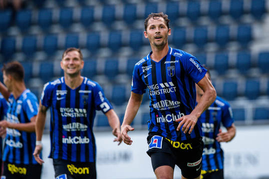 Sirius Philip Haglund jublar efter 1-3 av Ian Sirelius , ej i bild,