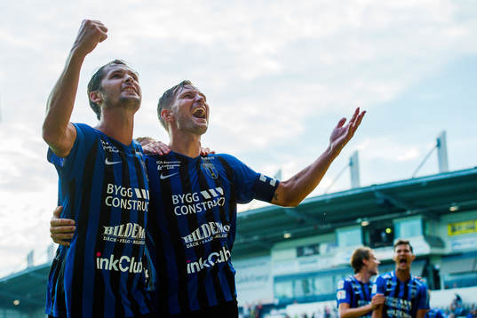 Sirius Philip Haglund och Andreas Eriksson jublar efter 1-3 av Ian Sirelius , ej i bild,