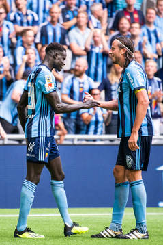 Djurgårdens Aliou Badji jublar med Jonas Olsson efter att han gjort 1-0-målet