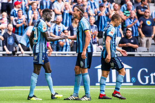 Djurgårdens Aliou Badji jublar med Jonas Olsson efter att han gjort 1-0-målet