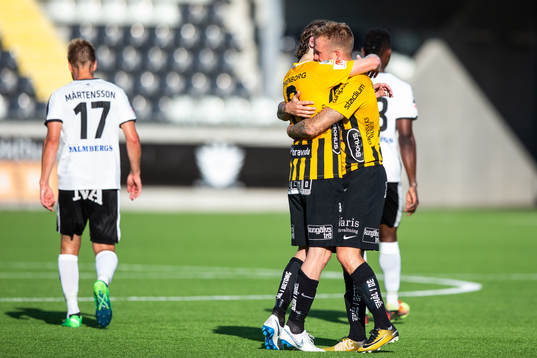 Häckens Erik Friberg kramar om målskytten Alexander Faltsetas som jublar efter att han gjort 1-0-målet