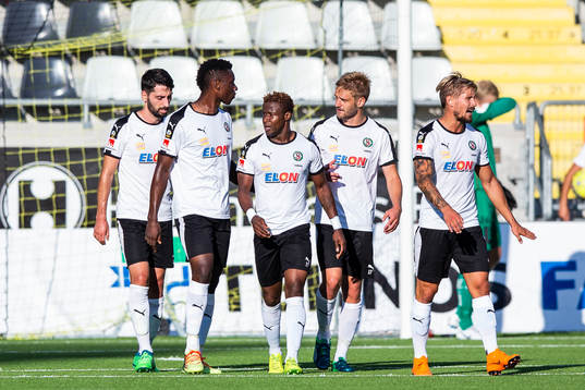 Örebros Kennedy Igboananike (mitten) jublar med lagkamrater efter att han kvitterat till 1-1