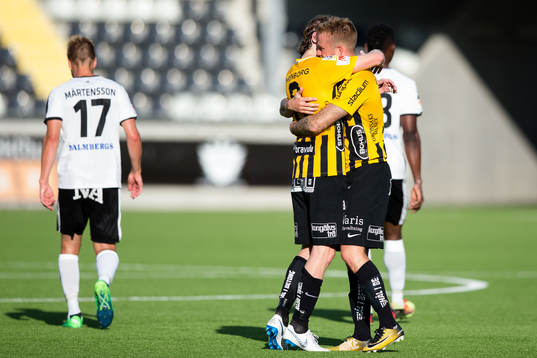 Häckens Alexander Faltsetas jublar ihop med Erik Friberg efter 1-0