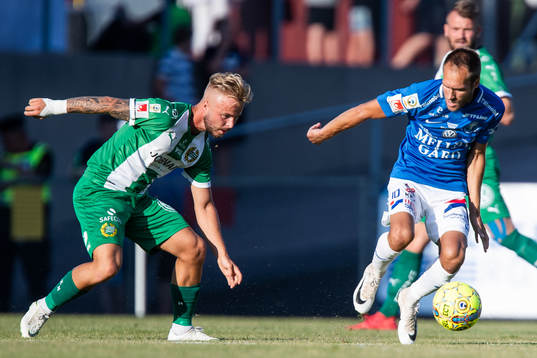 Hammarbys Mads Fenger Nielsen och Trelleborgs Zoran Jovanovic i kamp om bollen