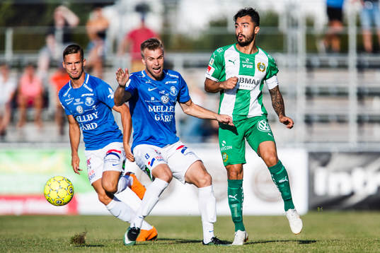 Trelleborgs Robin Nilsson och Hammarbys Jiloan Hamad i kamp