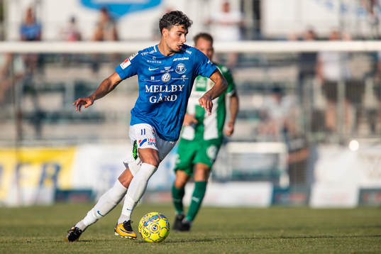 Trelleborgs Deniz Hümmet driver bollen