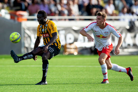 Alhassan Kamara of Häcken and Niclas Stierlin of Leipzig