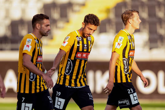 Daleho Irandust of Häcken celebrates with his teammates after scoring 1-1