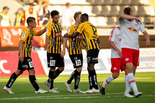Daleho Irandust of Häcken celebrates with his teammates after scoring 1-1