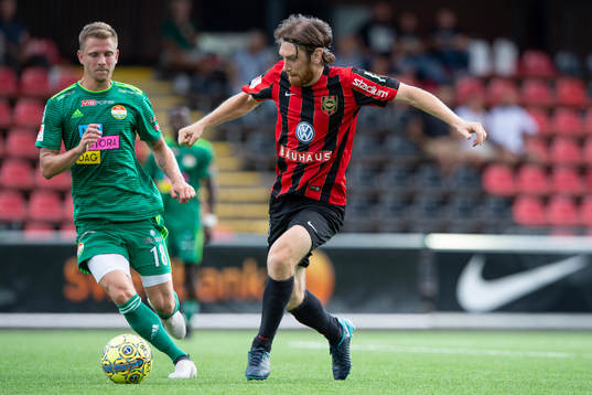 Brommapojkarnas Markus Gustafsson med bollen
