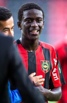 Brommapojkarnas Jack Lahne jublar