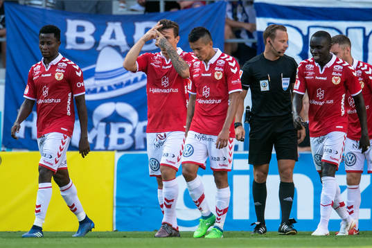 Kalmars Erton Fejzullahu jublar med lagkamrater efter 2-1