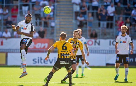 Örebros Michael Junior Omoh och Häckens Alexander