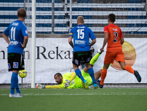 AFC Eskilstunas målvakt Gianluca Curci räddar frisparken efter frilägesutvisningen av Anel Rashkaj