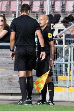 Nermin Cisic samtalar med den assisterande domaren om situationen som föranledde AFC Eskilstunas Anel Rashkaj utvisning