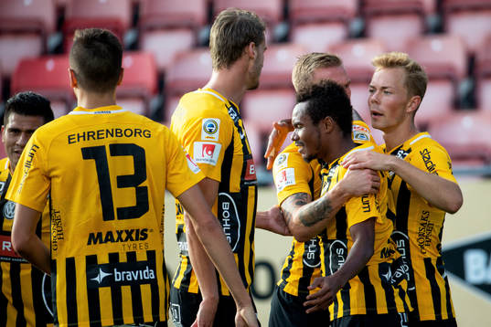 Häckens Nasiru Mohammed jublar med lagkamrater efter 0-1