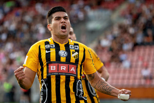 Häckens Paulinho jublar med lagkamrater efter 1-2