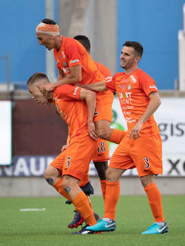 AFC Eskilstunas Gustav Jarl har gjort 2-0 och jublar tillsammans med lagkamrater