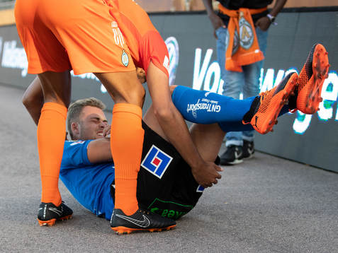 Halmstads Gabriel Gudmundsson utanför planen i smärtor