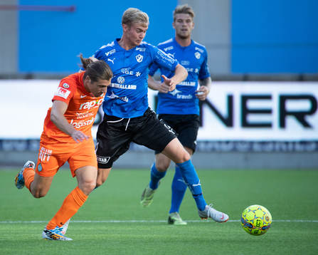 AFC Eskilstunas Christian Miljevic i kamp om bollen