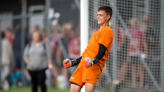 Nikes målvakt Philip Bergfeldt räddar en straff och