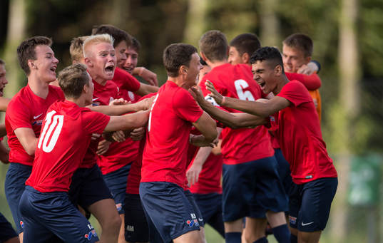 Nikes spelare jublar och kramar om Henrik Jersby som avgjorde straffläggningen