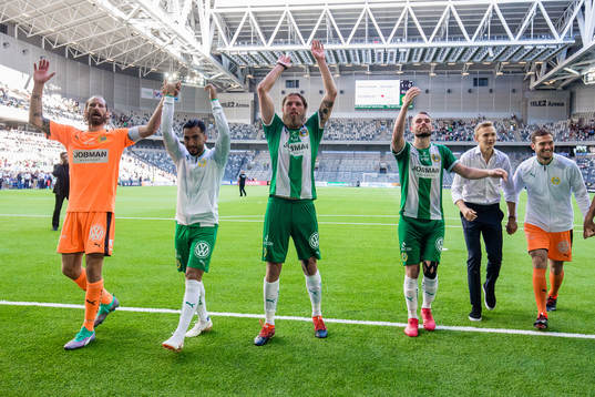 Hammarbys målvakt Johan Wiland , Jiloan Hamad , Björn Paulsen och Mads Fenger Nielsen jublar