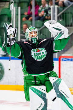 Rögles målvakt Ville Kolppanen jublar