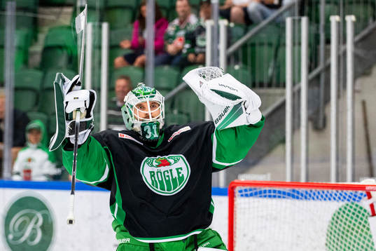 Rögles målvakt Ville Kolppanen jublar