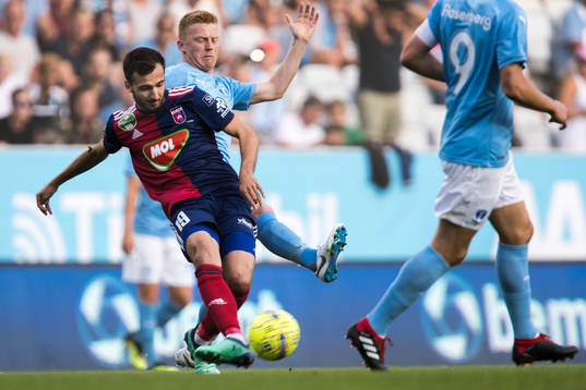 Boban Nikolov of Vidi and Anders Christiansen of Malmö FF