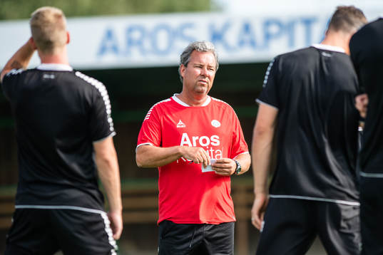 Tränare Stefan Rehn instruerar spelare