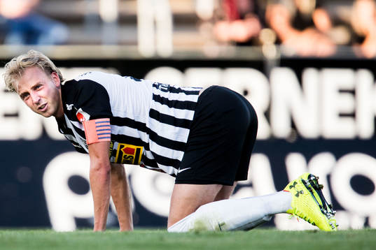 Landskronas Viktor Svensson grimaserar