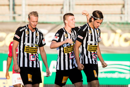 Landskronas Måns Ekvall, Alfons Sampstedt och Adi Nalic jublar efter 1-1